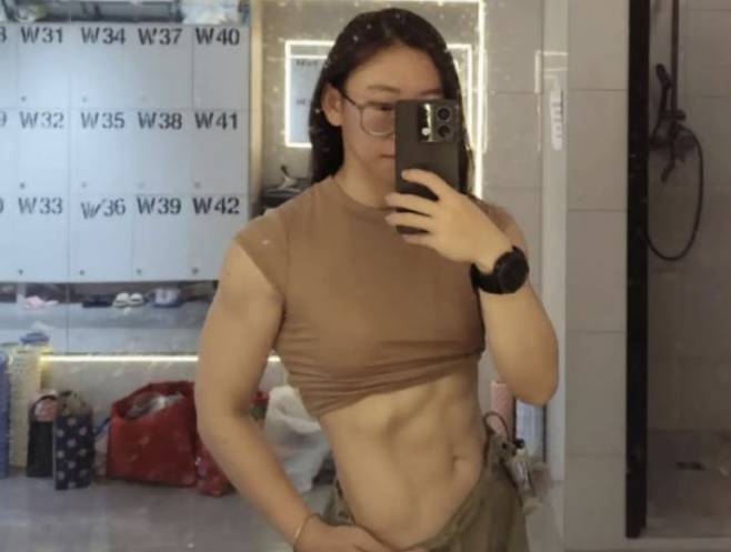 업무 역량 강화를 위해 운동을 시작해 탄탄한 근육질 몸매를 갖게 된 중국의 여성 법의학자 얀얀(26). 바이두
