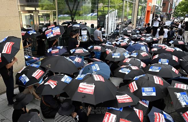 지난해 8월 서울 강남구 티몬 사옥 앞에서 티몬·위메프로부터 정산받지 못해 피해를 본 판매자와 소비자들이 검은 우산을 든 채 판매 대금 환급과 구영배 큐텐 대표의 구속을 촉구하는 시위를 하고 있다. 서울신문 DB