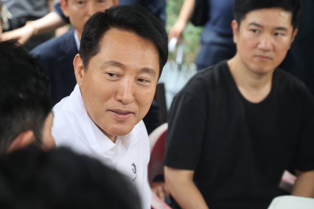 오세훈 서울시장이 14일 서울 광진구 자양4동 신속통합기획 재개발 지역을 찾아 대상지 주민들과 간담회를 진행하고 있다. 연합뉴스