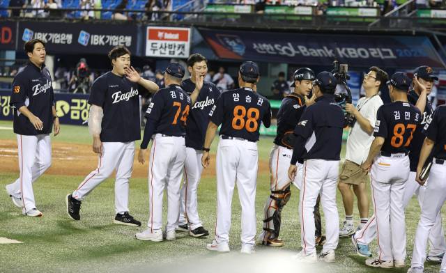 이달 22일 서울 잠실야구장에서 열린 프로야구 2025 신한 SOL 뱅크 KBO리그 두산베어스와 한화이글스 경기에서 10연승을 달성한 한화이글스 선수들이 환호하고 있다. 연합뉴스
