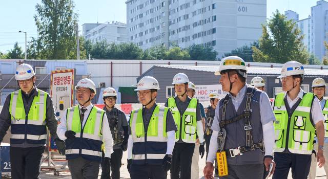 정경구(맨 앞줄 왼쪽에서 두 번째) HDC현대산업개발 대표이사 등 경영진이 이달 25일 청주 가경 아이파크 6단지 공사현장을 찾아 여름철 무더위 안전사고 예방을 위한 현장 점검을 진행하고 있다. 사진 제공=HDC현대산업개발