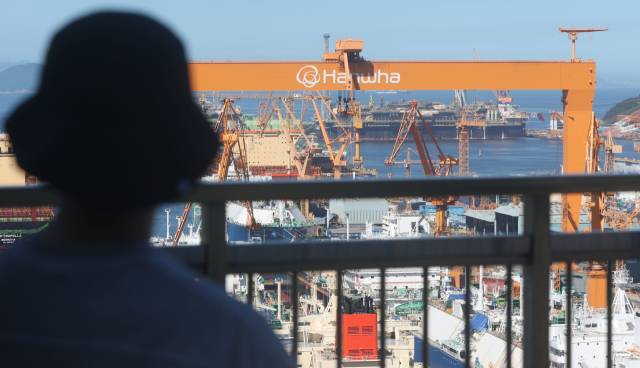 한미 관세 협상 시한을 나흘 앞둔 28일 경남 거제시 아주동 한화오션 본사에 대형 크레인이 보인다. 연합뉴스