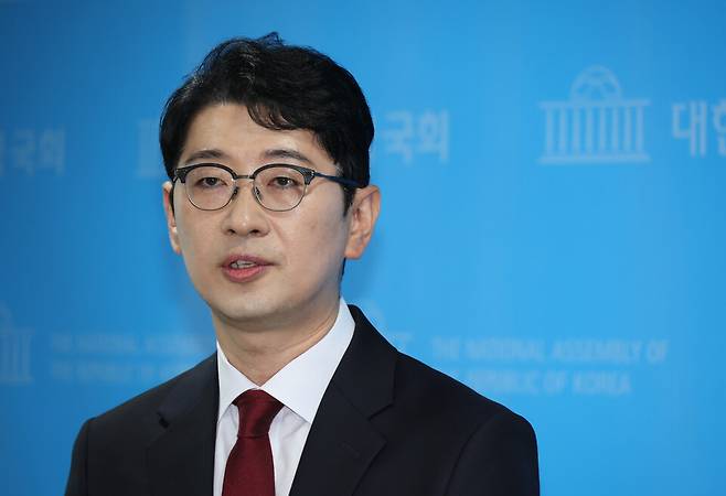 주진우 국민의힘 의원이 7월24일 서울 여의도 국회 소통관에서 국민의힘 당대표 출마 선언 기자회견을 마치고 취재진의 질문에 답하고 있다. ⓒ연합뉴스