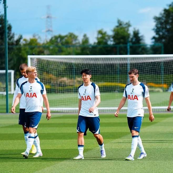 토트넘과 계약 만료가 1년 앞으로 다가온 ‘리빙 레전드’ 손흥민(가운데)의 거취가 세계적 이슈로 떠오른 가운데 미국 MLS LAFC와 논의가 한창 진행 중인 것으로 파악됐다. 이미 양측은 영상 미팅도 진행했다. 26일(한국시간) 런던 엔필드 홋스퍼웨이에서 진행된 잉글랜드 3부 위컴과 비공개 연습경기에 앞서 동료들과 그라운드를 걷는 모습. 사진출처｜토트넘 홋스퍼 페이스북