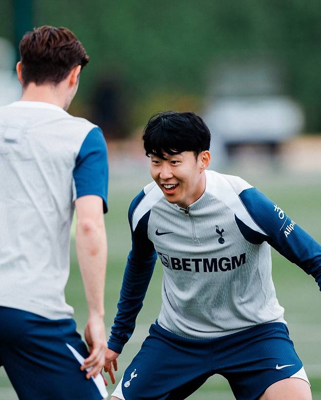토트넘과 계약 만료가 1년 앞으로 다가온 ‘리빙 레전드’ 손흥민(오른쪽)의 거취가 세계적 이슈로 떠오른 가운데 미국 MLS LAFC와 논의가 한창 진행 중인 것으로 파악됐다. 이미 양측은 영상 미팅도 진행했다. 런던 엔필드 홋스퍼웨이에서 프리시즌 훈련을 하며 활짝 웃고 있다. 사진출처｜토트넘 홋스퍼 페이스북