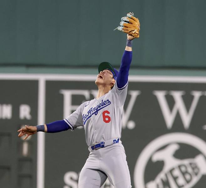 다저스 김혜성은 28일(한국시간) 펜웨이파크에서 열린 ‘2025 MLB’ 보스턴전에서 8회초 대주자로 교체 출전해 주루사를 당했다. 그는 최근 왼쪽 어깨 부상으로 타격에 부침을 겪고 있다.|AP뉴시스