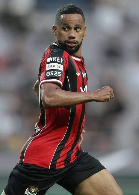 FC서울 유니폼으로 갈아입은 안데르손. 프로축구연맹 제공