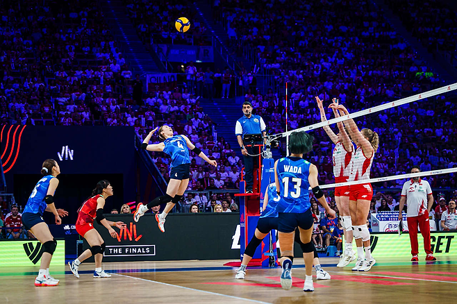일본 여자배구 대표팀 이시카와 마유가 28일 폴란드와의 VNL 3·4위전에서 스파이크를 날리고 있다. FIVB 홈페이지