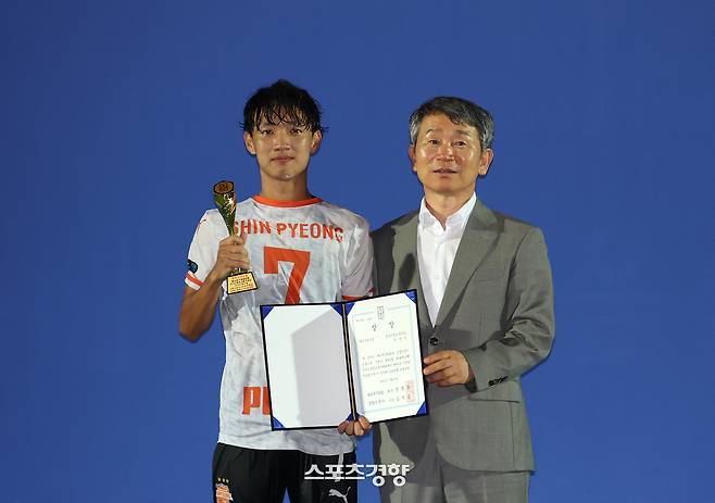 충남 신평고 정영준(왼쪽)이 지난 27일 충청북도 제천시에서 막을 내린 대통령 금배에서 우승을 이끈 공로를 인정받아 최우수선수상을 수상한 뒤 기념 사진을 촬영하고 있다. 제천|권도현 기자