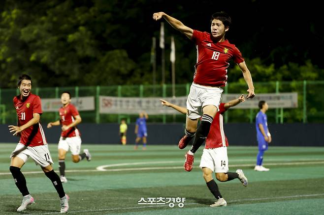서울 영등포공고 박태양(오른쪽)이 지난 21일 충북 제천축구센터에서 열린 제58회 대통령 금배 전국고교축구대회 16강 서울 상문고와의 경기에서 득점 후 환호하고 있다. 제천 l 문재원 기자