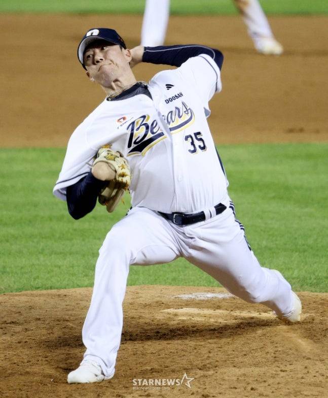 2025 신한 SOL Bank KBO리그 두산 베어스 대 LG 트윈스 경기가 27일 서울 잠실야구장에서 열렸다.  두산 고효준이 역투하고 있다. /사진=김진경 대기자