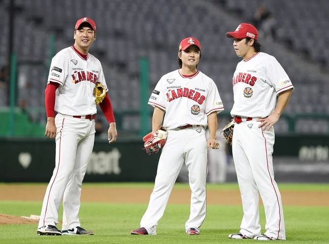 2023시즌 김광현(왼쪽부터), 김성현, 최정의 모습. /사진=SSG 랜더스