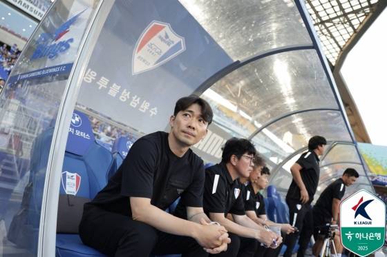 변성환 수원 삼성 감독이 27일 오후 7시 수원월드컵경기장에서 열린 하나은행 K리그2 2025 22라운드 서울 이랜드전 벤치에 앉아있다. /사진=한국프로축구연맹 제공