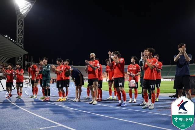 Gangwon FCアスリート。 /photo =韓国のプロサッカー連盟が提供されます