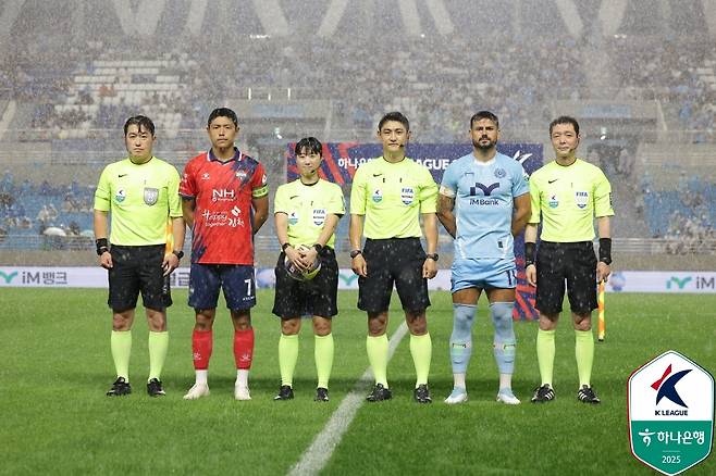 지난 18일 대구iM뱅크PARK에서 열린 대구FC와 김천 상무의 경기를 앞두고 기념 사진을 촬영하고 있는 심판진과 양 팀 주장. /사진=한국프로축구연맹 제공