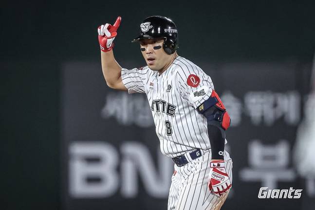 롯데 전준우가 27일 사직 KIA전에서 결승 2타점 2루타를 치고 세리머니를 하고 있다. /사진=롯데 자이언츠 제공