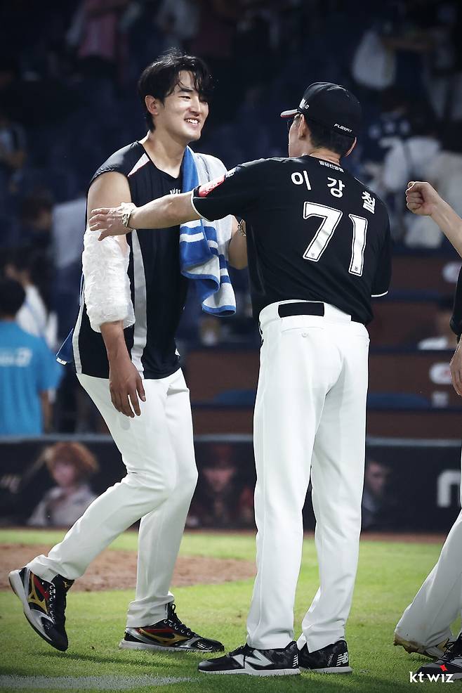 왼쪽부터 KT 위즈 선발투수 고영표, 이강철 감독. 지난 22일 NC 다이노스전에서 승리한 뒤 이 감독이 고영표를 격려하고 있다. KT 위즈