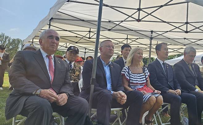 정전 72주년 행사 참석한 한미 보훈장관 (워싱턴=연합뉴스) 홍정규 특파원 = 미국 워싱턴 DC에서 27일(현지시간) 열린 한국전쟁 정전 72주년 기념행사에 참석한 권오을 국가보훈부 장관(오른쪽에서 두번째)과 더글러스 콜린스 미 보훈부 장관(왼쪽에서 두번째). 2025.7.27 zheng@yna.co.kr