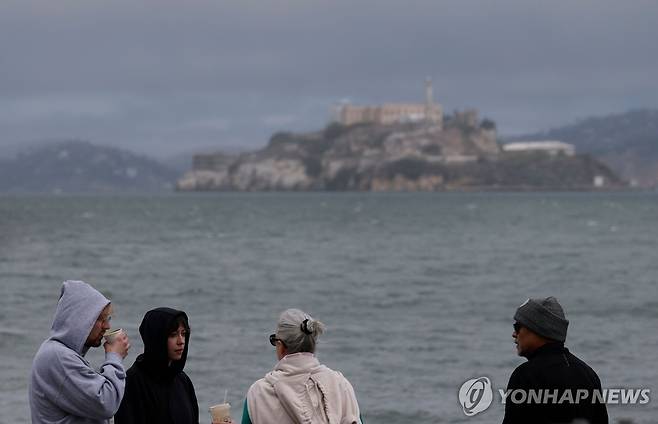 지난 21일 '추운 날씨'에 외투 입은 샌프란시스코 관광객들 [AFP=연합뉴스. 재판매 및 DB 금지]