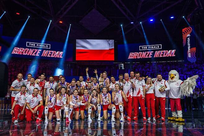일본을 꺾고 동메달을 목에 건 폴란드 여자배구 [국제배구연맹 제공. 재판매 및 DB 금지]