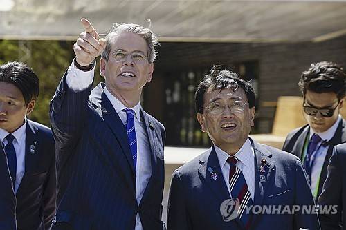 스콧 베선트 미국 재무장관과 아카자와 료세이 일본 경제재생상 [AP 연합뉴스 자료사진. 재판매 및 DB 금지]