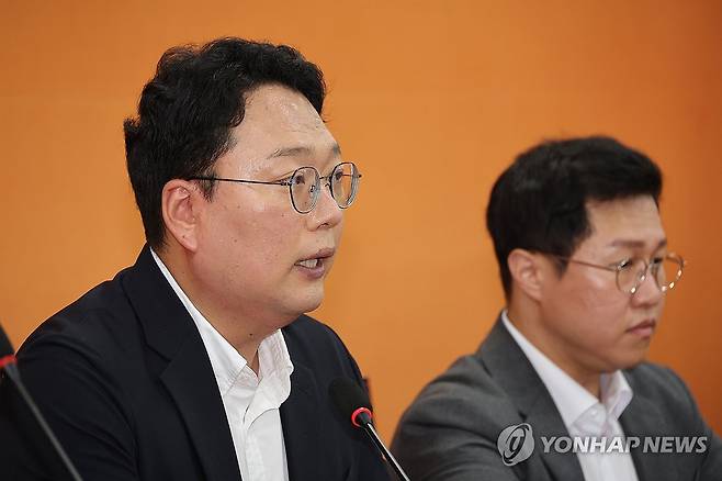 개혁신당 긴급 기자회견 (서울=연합뉴스) 박동주 기자 = 김건희 여사의 의혹들을 수사하는 민중기 특별검사팀이 개혁신당 이준석 대표의 자택 압수수색에 나선 28일 서울 여의도 국회에서 열린 개혁신당 긴급 기자회견에서 천하람 원내대표가 발언하고 있다. 2025.7.28 pdj6635@yna.co.kr