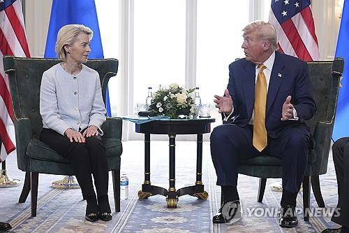 트럼프 대통령(우)과 폰데어라이엔 EU 집행위원장 [AP=연합뉴스. 재판매 및 DB 금지]