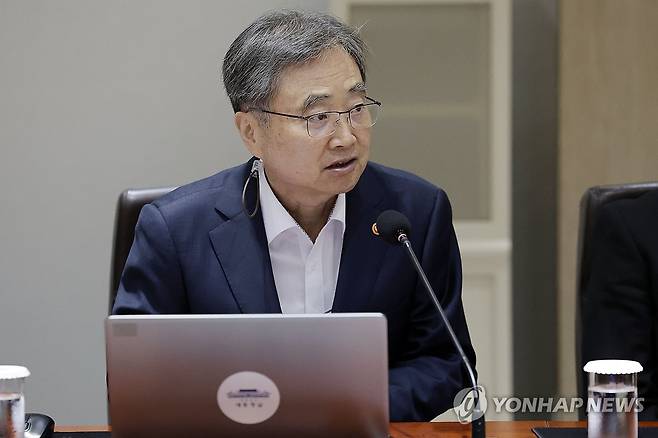 조현 외교부 장관, 국무회의 인사말 (서울=연합뉴스) 홍해인 기자 = 조현 외교부 장관이 22일 서울 용산 대통령실 청사에서 이재명 대통령 주재로 열린 국무회의에 참석해 인사말을 하고 있다.  2025.7.22 [대통령실통신사진기자단] hihong@yna.co.kr
