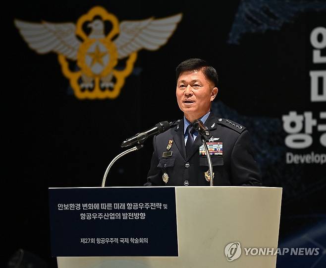 환영사하는 이영수 공군참모총장 (서울=연합뉴스) 3일 서울 공군호텔에서 '안보환경 변화에 따른 미래 항공우주전략 및 항공우주산업의 발전방향'을 주제로 열린 제27회 항공우주력 국제학술회의에서 이영수 공군참모총장이 환영사를 하고 있다. 2025.7.3 [공군 제공. 재판매 및 DB 금지] photo@yna.co.kr