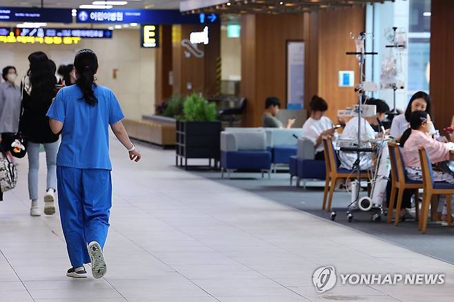 전공의들 '수련 연속성 보장·현장 중심 협의체' 등 요구안 의결 (서울=연합뉴스) 서대연 기자 = 의정 갈등으로 의료 현장을 떠났던 전공의들이 복귀 논의를 위해 요구안을 의결한 가운데 20일 서울 시내 한 대형병원에서 의료진관계자가 이동하고 있다.
    대한전공의협의회(대전협) 비상대책위원회는 지난 19일 오후 서울 용산구 대한의사협회(의협) 회관에서 열린 임시대의원총회에서 ▲ 윤석열 정부의 필수의료 정책 패키지 재검토를 위한 현장 전문가 중심의 협의체 구성 ▲ 전공의 수련 환경 개선 및 수련 연속성 보장 ▲ 의료사고에 대한 법적 부담 완화를 위한 논의 기구 설치 등 3가지 요구안을 의결했다. 2025.7.20 dwise@yna.co.kr