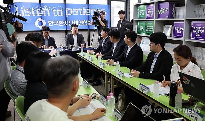 환자단체 방문해 발언하는 대전협 비대위원장 (서울=연합뉴스) 서명곤 기자 = 한성존 대한전공의협의회 비상대책위원장이 28일 서울 영등포구 한국환자단체연합회 사무실을 방문, 안기종 대표를 비롯한 관계자들을 만나 발언을 하고 있다. 한 위원장은 이날  환자단체 대표들과 만나 "1년 5개월 이상 길어진 의정갈등으로 인해 불편을 겪고 불안하셨을 국민 여러분께 사과의 말씀을 드린다"며 "이 사태가 장기화한 데 대해 의료계 또한 책임에서 자유롭지 않다고 생각한다"고 밝혔다.  2025.7.28 [공동취재] seephoto@yna.co.kr