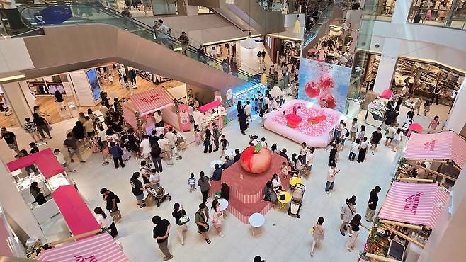 폭염에 쇼핑족 몰려…백화점·몰 주말 고객 바글바글 타임빌라스 수원 1층에서 진행중인 '복숭아주의보' 팝업스토어
[롯데백화점 제공. 재판매 및 DB금지]