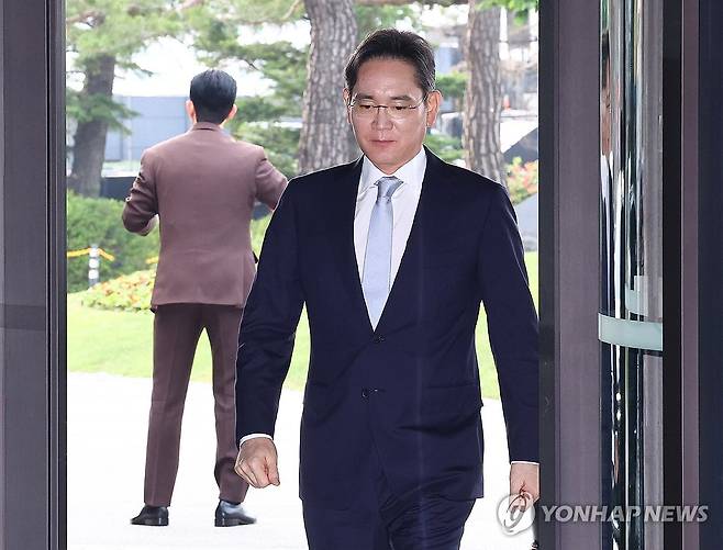 이재용 '부당합병·회계부정' 무죄 확정 (서울=연합뉴스) 부당합병·회계부정 혐의로 재판에 넘겨진 이재용 삼성전자 회장에게 무죄가 확정됐다. 대법원 3부(주심 오석준 대법관)는 17일 자본시장법상 부정거래행위·시세조종, 업무상 배임 등 혐의로 기소된 이 회장에게 전부 무죄를 선고한 원심 판결을 확정했다. 
    사진은 지난 5월 30일 서울 중구 신라호텔에서 열린 2025 삼성호암상 시상식에 참석하는 이재용 삼성전자 회장.  2025.7.17  [연합뉴스 자료사진] photo@yna.co.kr