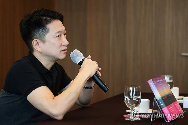 질문에 답하는 안톤 허 작가 (서울=연합뉴스) 류효림 기자 = 안톤 허 번역가 겸 소설가가 28일 서울 중구 프레스센터에서 열린 신작 소설 '영원을 향하여' 출간기념 기자간담회에서 질문에 답하고 있다. 2025.7.28 ryousanta@yna.co.kr