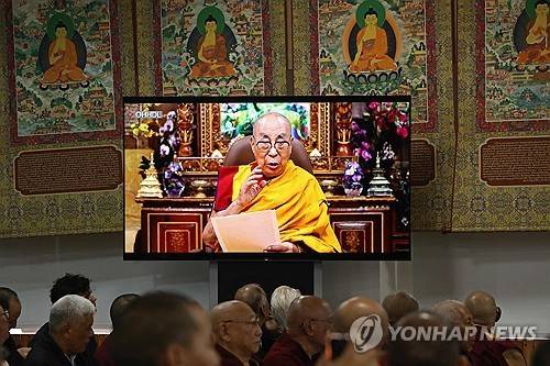 연설하는 달라이 라마 (다람살라[인도] AFP=연합뉴스) 티베트의 정신적 지도자 달라이 라마가 인도 다람살라에서 열린 제15차 티베트 종교 회의 개막식에서 영상을 통해 연설하고 있다. 2025.7.2. photo@yna.co.kr