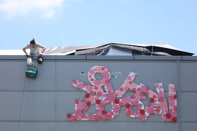 '끝 모를 고공농성'  (구미=연합뉴스) 김현태 기자 = 28일 경북 구미시 한국옵티칼하이테크 공장에서 박정혜 수석부지회장(금속노조 한국옵티칼하이테크지회)이 고용승계를 요구하며 568일째 고공농성을 이어가고 있다. 2025.7.28
 mtkht@yna.co.kr
(끝)