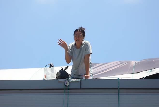 '끝 모를 고공농성'  (구미=연합뉴스) 김현태 기자 = 28일 경북 구미시 한국옵티칼하이테크 공장에서 박정혜 수석부지회장(금속노조 한국옵티칼하이테크지회)이 고용승계를 요구하며 568일째 고공농성을 이어가고 있다. 2025.7.28
 mtkht@yna.co.kr
(끝)