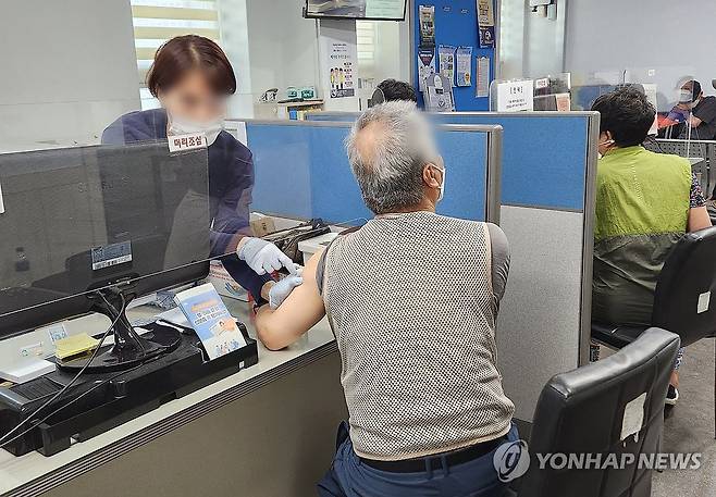 대상포진 무료 예방접종 [연합뉴스 자료사진]