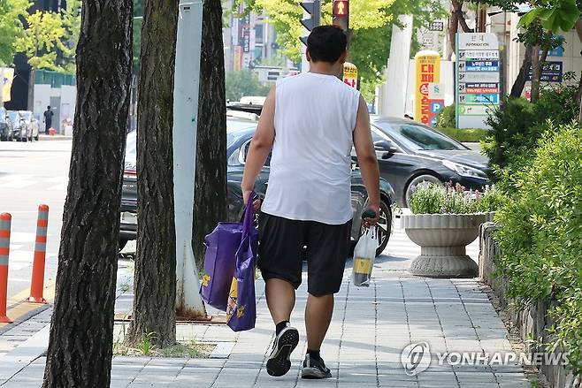 폭염경보 속 일하는 도보 배달 노동자 (대전=연합뉴스) 강수환 기자 = 폭염경보가 내려진 28일 대전 서구 둔산동에서 한 도보 배달 노동자가 일하고 있다. 2025.7.28 swan@yna.co.kr