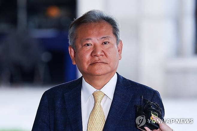 특검 출석하는 이상민 (서울=연합뉴스) 서대연 기자 = 이상민 전 행정안전부 장관이 25일 내란특검 조사를 받기 위해 특검팀 사무실이 마련된 서울 서초구 서울고등검찰청으로 들어가고 있다. 2025.7.25 dwise@yna.co.kr