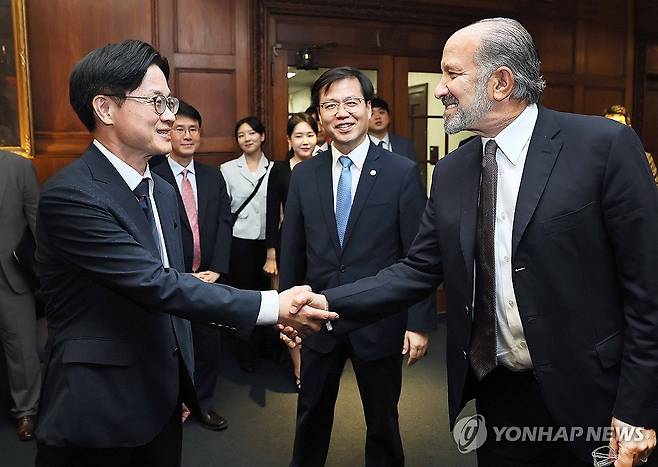 김정관 장관, 미국 상무부 장관 면담 (서울=연합뉴스) 김정관 산업통상자원부 장관이 24일(현지시간) 미국 워싱턴 DC 상무부 회의실에서 하워드 러트닉 상무부 장관과 악수하고 있다. 2025.7.25 [산업통상자원부 제공. 재판매 및 DB 금지] photo@yna.co.kr