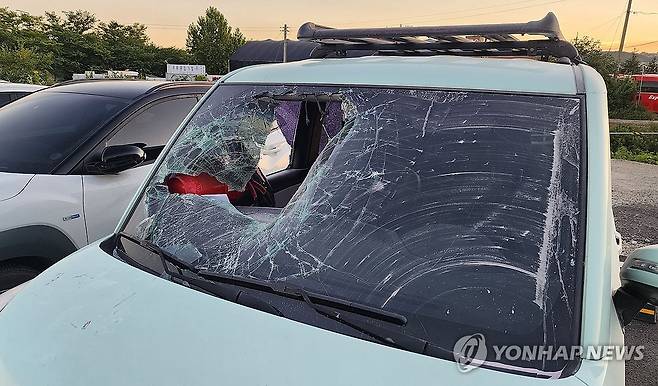 울산 모 병원 주차장서 흉기 피습 (울산=연합뉴스) 장지현 기자 = 28일 오후 울산 북구의 한 병원 주차장에서 30대 남성이 20대 여성에게 흉기를 휘둘러 다치게 한 사건이 발생했다. 사진은 피의자가 도주를 시도하려 탑승한 차량 유리가 시민들에 의해 깨져 있는 모습. 2025.7.28 jjang23@yna.co.kr