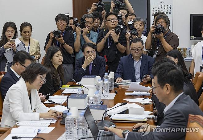 국회 환노위 법안소위 (서울=연합뉴스) 황광모 기자 = 28일 국회 환경노동위원회 소회의실에서 고용노동법안소위가 열렸다.
    이날 환노위 법안소위는 노조법 2ㆍ3조(노란봉투법) 개정안 심사를 시작했다. 2025.7.28 hkmpooh@yna.co.kr