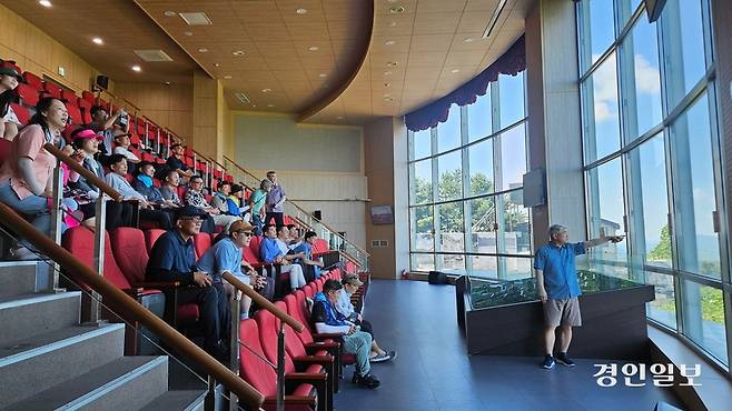 김진향 전 개성공단 이사장이 도라산 전망대에서 개성공단에 대해 설명하고 있다. 2025.7.27 파주/이종태기자 dolsaem@kyeongin.com