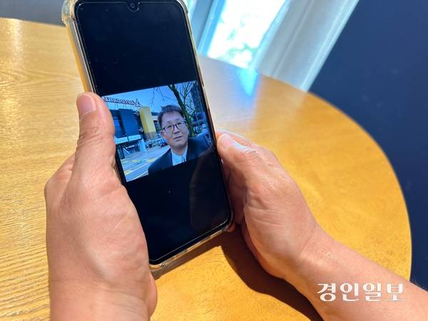 아리셀 참사로 남편을 잃은 최현주씨가 고인이 된 김병철 연구소장의 사진을 보고 있다.