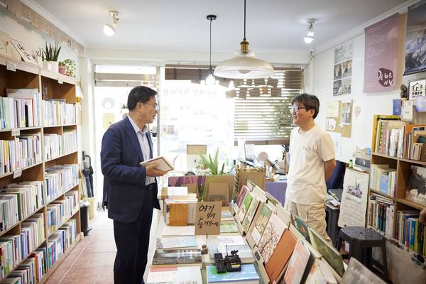 김동연 경기도지사가 29일 오후 수원시 장안구 파장동에 있는 서점인 광화문서림을 찾아 수원페이 실물카드로 책 2권을 구입했다. 2025.7.29 /경기도 제공