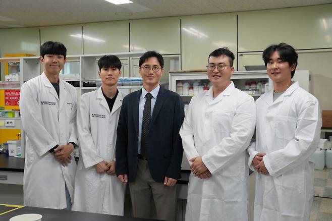 강청훈(가운데) 인하대학교 체육교육과 교수가 이끌고 있는 건강질병대사연구실 팀원들. 사진=인하대