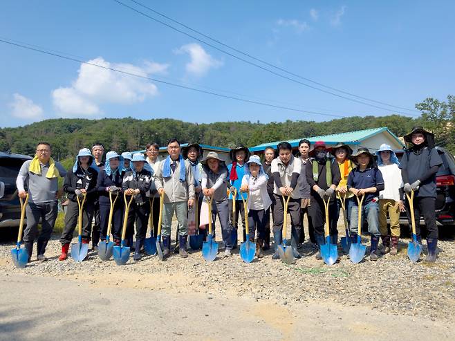 양주시의회 관계자들이 29일 가평군 상면 인근의 한 포도농장에서 자원봉사를 진행한 뒤 단체로 사진을 찍고 있다. 사진=양주시의회