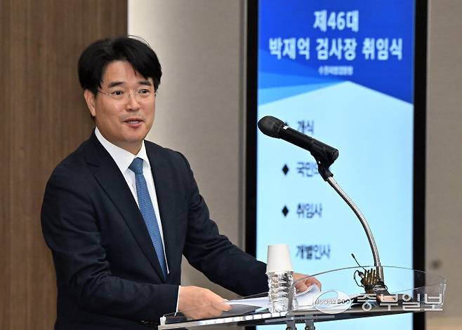 박재억 신임 수원지검장이 29일 오전 수원시 영통구 수원검찰청사에서 열린 취임식에 입장하고 있다. 김경민기자