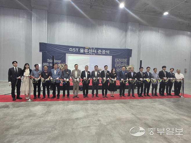 예일그룹 이근재 회장(가운데)이 주요 내빈들과 함께 GST동곤지암 물류센터 준공 테이프 커팅식을 갖고 있다. 사진=김규철기자